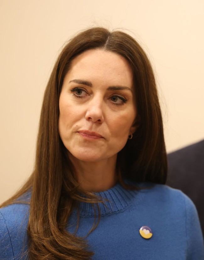 Sweater biru tersebut merupakan keluaran Alexander McQueen. Seperti dilansir dari Daily Mail, hargaya mencapai 520 pound sterling atau sekitar Rp 10 juta. (Foto: Ian Vogler-WPA Pool/Getty Images)