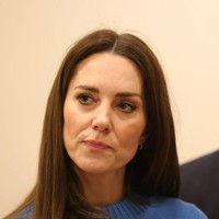 Sweater biru tersebut merupakan keluaran Alexander McQueen. Seperti dilansir dari Daily Mail, hargaya mencapai 520 pound sterling atau sekitar Rp 10 juta. (Foto: Ian Vogler-WPA Pool/Getty Images)