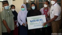 Kedatangan Anggoro untuk menyampaikan santunan dari BP Jamsostek sebesar Rp 550 juta. Santunan itu, diterima langsung istri almarhum.