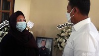 Anggoro menyapa istri dan anak korban, seperti diketahui, almarhum memiliki tiga orang anak, dua perempuan dan satu laki-laki yang masih balita.