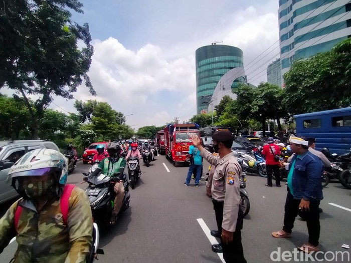 Kemacetan sempat terjadi di Bundaran Cito Surabaya akibat kedatangan truk pendemo tolak odol