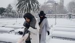 Ketika Masjid Biru Istanbul Tertutup Salju Putih