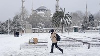 Begini penampakan Masjid Sultanahmet atau Masjid Biru yang tertutup salju, Jumat (11/3). REUTERS/Dilara Senkaya.