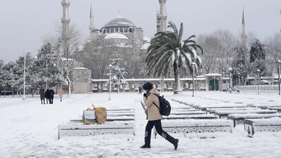Ketika Masjid Biru Istanbul Tertutup Salju Putih