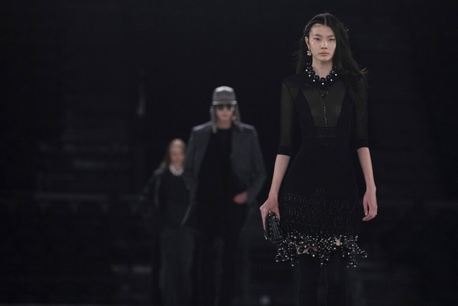 Inilah koleski terbaru Givenchy Fall/ Winter 2022 yang ditampilkan di Paris Fashion Week 2022.  Foto: dok. Vianney Le Caer/AP.  