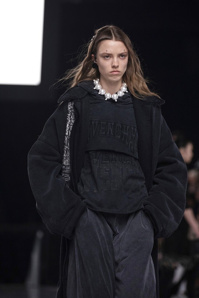 Inilah koleski terbaru Givenchy Fall/ Winter 2022 yang ditampilkan di Paris Fashion Week 2022.  Foto: dok. Vianney Le Caer/AP.  
