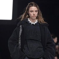 Inilah koleski terbaru Givenchy Fall/ Winter 2022 yang ditampilkan di Paris Fashion Week 2022.  Foto: dok. Vianney Le Caer/AP.  