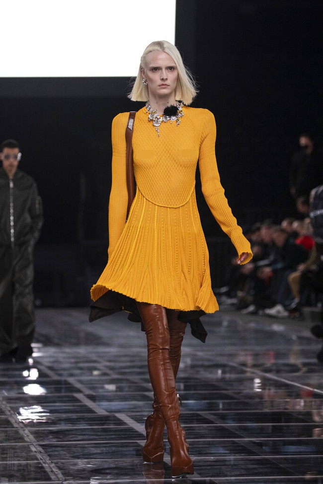 Inilah koleski terbaru Givenchy Fall/ Winter 2022 yang ditampilkan di Paris Fashion Week 2022.  Foto: dok. Vianney Le Caer/AP.  
