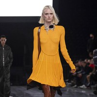 Inilah koleski terbaru Givenchy Fall/ Winter 2022 yang ditampilkan di Paris Fashion Week 2022.  Foto: dok. Vianney Le Caer/AP.  