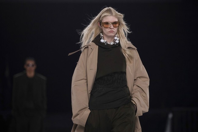 Inilah koleski terbaru Givenchy Fall/ Winter 2022 yang ditampilkan di Paris Fashion Week 2022.  Foto: dok. Vianney Le Caer/AP.  