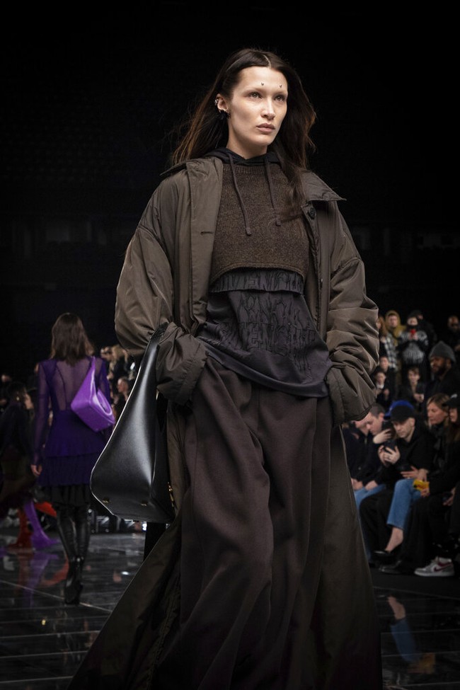 Inilah koleski terbaru Givenchy Fall/ Winter 2022 yang ditampilkan di Paris Fashion Week 2022.  Foto: dok. Vianney Le Caer/AP.  