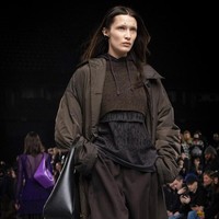Inilah koleski terbaru Givenchy Fall/ Winter 2022 yang ditampilkan di Paris Fashion Week 2022.  Foto: dok. Vianney Le Caer/AP.  