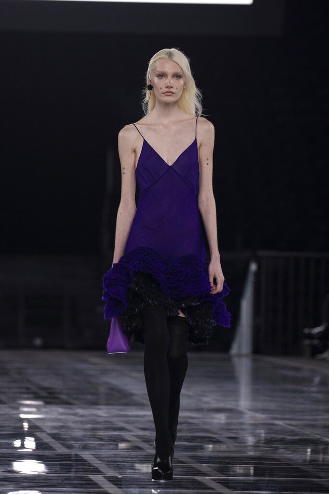 Inilah koleski terbaru Givenchy Fall/ Winter 2022 yang ditampilkan di Paris Fashion Week 2022.  Foto: dok. Vianney Le Caer/AP.  