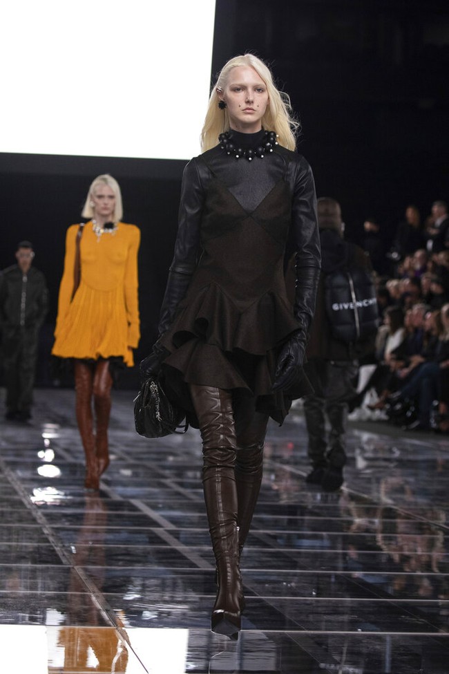 Inilah koleski terbaru Givenchy Fall/ Winter 2022 yang ditampilkan di Paris Fashion Week 2022. Foto: dok. Vianney Le Caer/AP.  