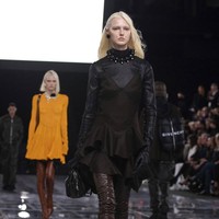 Inilah koleski terbaru Givenchy Fall/ Winter 2022 yang ditampilkan di Paris Fashion Week 2022. Foto: dok. Vianney Le Caer/AP.  