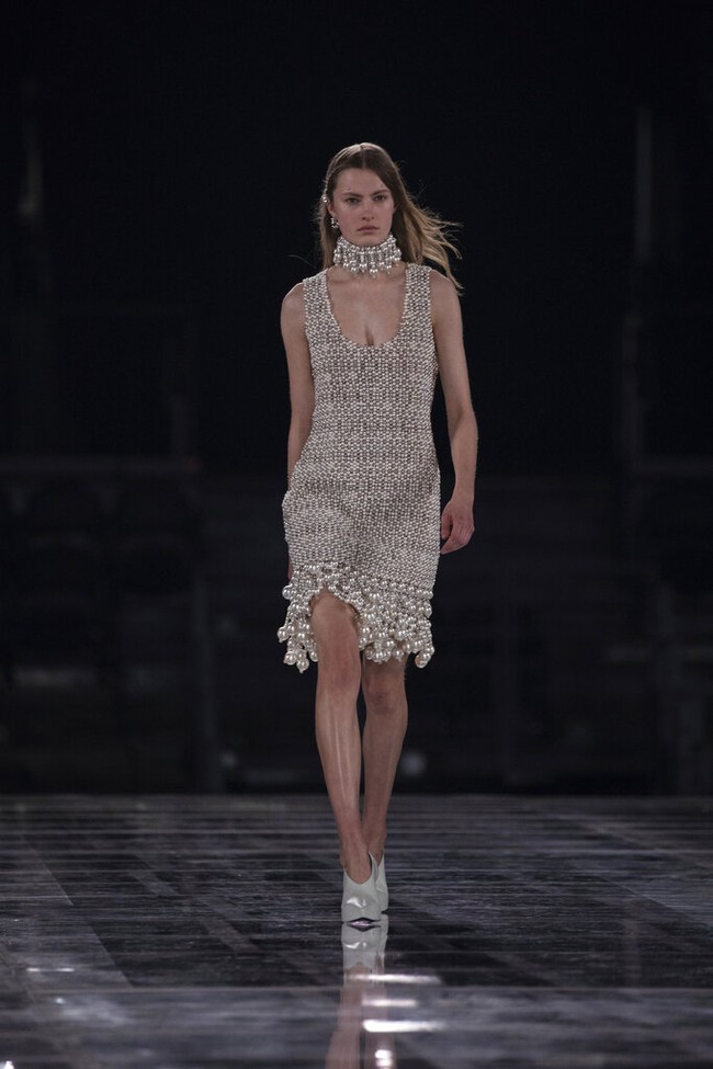 Inilah koleski terbaru Givenchy Fall/ Winter 2022 yang ditampilkan di Paris Fashion Week 2022. Foto: dok. Vianney Le Caer/AP.