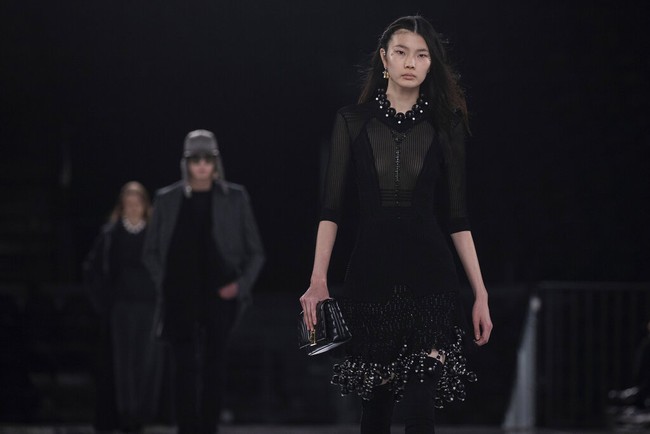 Inilah koleski terbaru Givenchy Fall/ Winter 2022 yang ditampilkan di Paris Fashion Week 2022. Foto: dok. Vianney Le Caer/AP.  