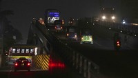 Para menteri pemerintah telah mengakui bahwa mereka berjuang untuk membayar kapal-kapal yang berlabuh di pelabuhan Kolombo sebelum menurunkan stok bahan bakar mereka. Cuaca kering juga membatasi produksi pembangkit listrik tenaga air di waduk yang menyusut.