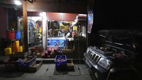 Seorang pengecer Sri Lanka menggunakan truk bertenaga dieselnya untuk menerangi outlet penjualannya di Kelaniya, di pinggiran Kolombo, Sri Lanka.
