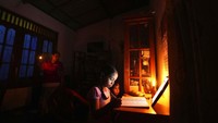 Pemadaman listrik berlangsung selama 7,5 jam sehari, memaksa anak-anak untuk belajar di bawah lampu minyak tanah buatan, nelayan membatasi penangkapan ikan, toko-toko dan industri untuk membatasi produksi bisnis.