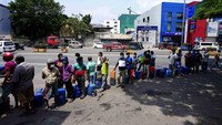 Warga Sri Lanka mengantre untuk membeli solar di sebuah pompa bensin di Kolombo, Sri Lanka. Mereka mengantre sepanjang beberapa kilometer di dekat pom bensin. Bus penumpang dan truk pengangkut barang tidak dapat beroperasi seperti biasa.