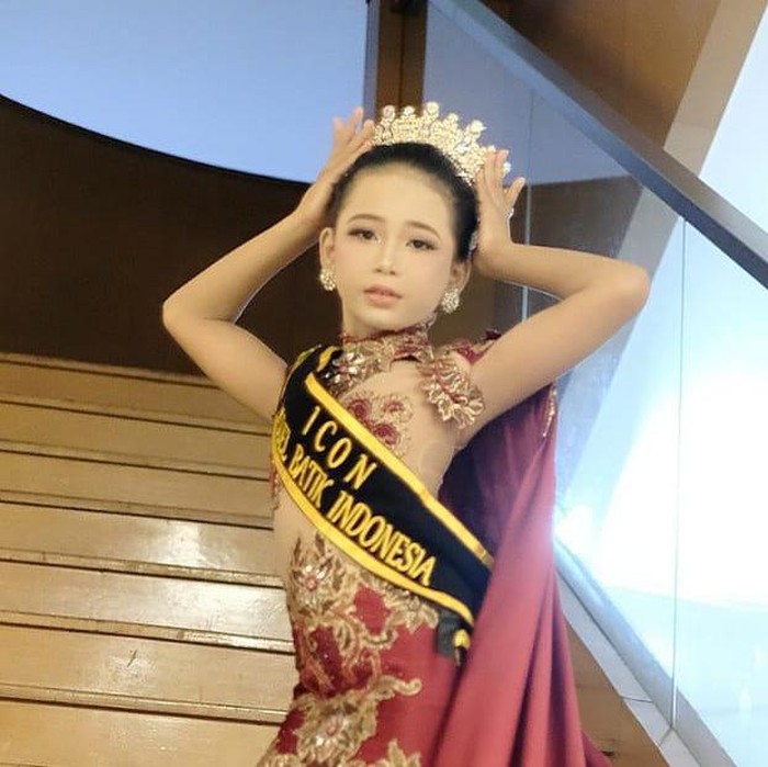 Buah jatuh tak jauh dari pohonnya. Mewarisi bakat dari sang ibu, kepiawaian gadis cilik di Lamongan ini ternyata membawanya ditetapkan sebagai icon model batik Indonesia 2022 yang dilaksanakan di Jakarta beberapa waktu lalu.