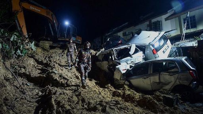 Longsor Landa Ampan Malaysia, 4 Orang Tewas Rescue workers carry out the body of a victim after a landslide was triggered by heavy rains in the township of Ampang, outside Kuala Lumpur early on March 11, 2022. (Photo by Arif Kartono / AFP)