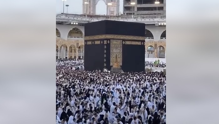 Arab Saudi mencabut aturan jaga jarak di Dua Masjid Suci dan seluruh masjid lain. Masjidil Haram pun kembali dipenuhi jemaah yang melakukan tawaf atau ibadah lainnya