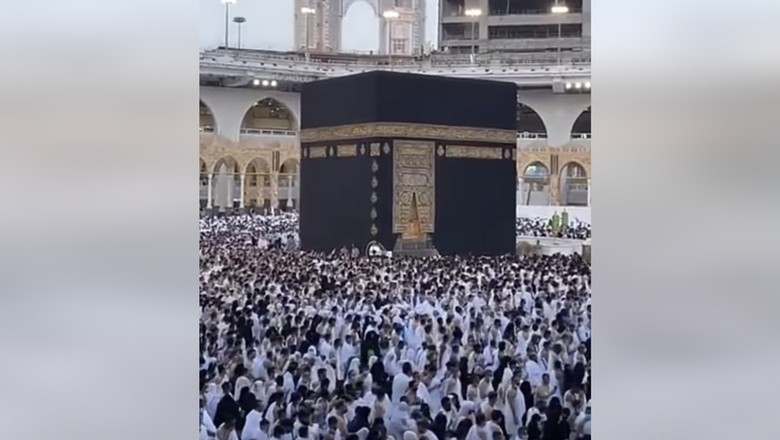 Masjidil Haram Kembali Dipenuhi Jemaah Arab Saudi mencabut aturan jaga jarak di Dua Masjid Suci dan seluruh masjid lain. Masjidil Haram pun kembali dipenuhi jemaah yang melakukan tawaf atau ibadah lainnya