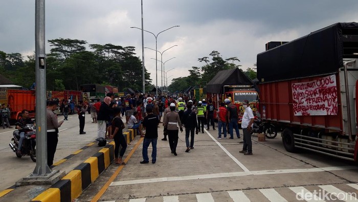 Massa sopir truk demo ODOL penuhi Jalan Diponegoro, Boyolali, Jumat (11/3/2022).
