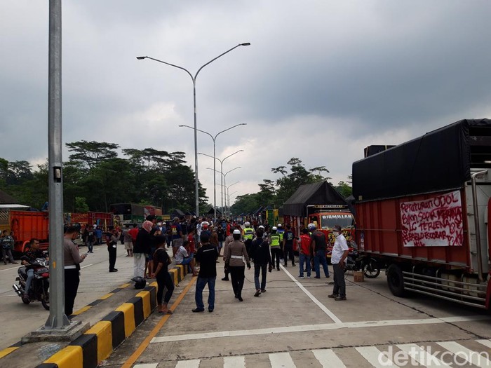 Massa sopir truk demo ODOL penuhi Jalan Diponegoro, Boyolali, Jumat (11/3/2022).