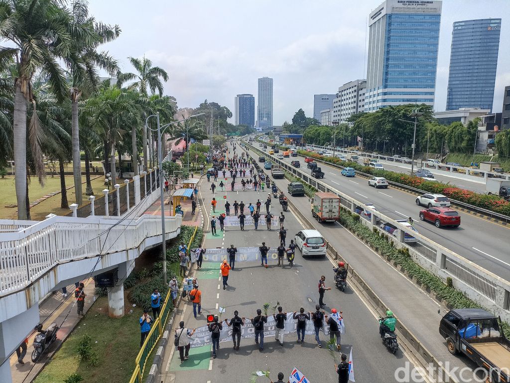 Massa yang tergabung dalam Aliansi Rakyat Menggugat (ARM) datang ke gedung DPR RI, Jakpus. Situasi lalu lintas di Jalan Gatot Subroto terpantau macet. (Wildan N/detikcom)