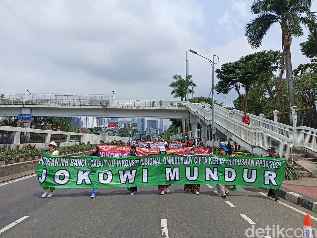 Massa yang tergabung dalam Aliansi Rakyat Menggugat (ARM) datang ke gedung DPR RI, Jakpus. Situasi lalu lintas di Jalan Gatot Subroto terpantau macet. (Wildan N/detikcom)