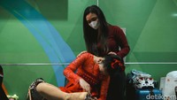Seorang peserta tengah mempersiapkan diri.