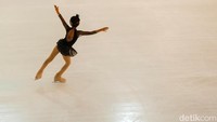 Peserta mengikuti kompetisi Indonesia Ice Skating Open 2022 di Bintaro, Tangerang Selatan, Banten, Jumat (11/3/2022).