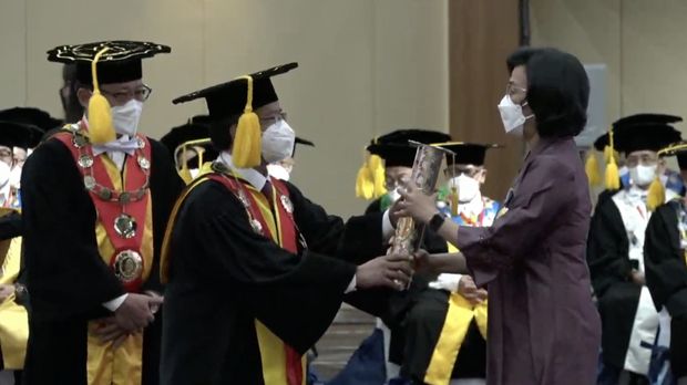 Menteri Keuangan Sri Mulyani Menerima Penghargaan Saat Sidang Terbuka Senat Akademik Dies Natalis ke-46 UNS. (Tangkapan Layar Youtube Universitas Sebelas Maret)