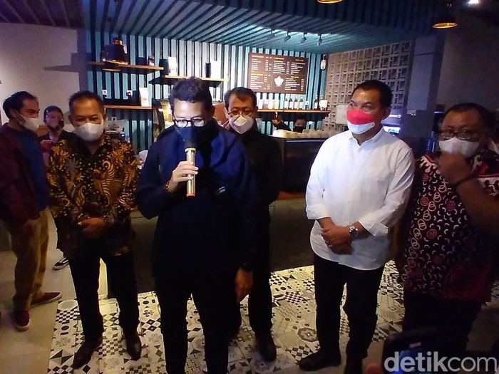 Menteri Pariwisata dan Ekonomi Kreatif (Menparekraf) Sandiaga Uno di Stasiun Kopi Solo Balapan, Jumat (11/3/2022).