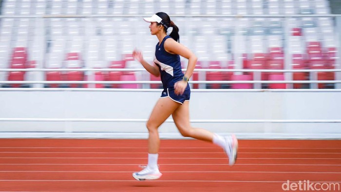 Olahraga menjadi gaya hidup bagi Razer Patricia. Perempuan kelahiran Manado ini memang kerap mengunggah momen dirinya berlari dan nge-gym.
