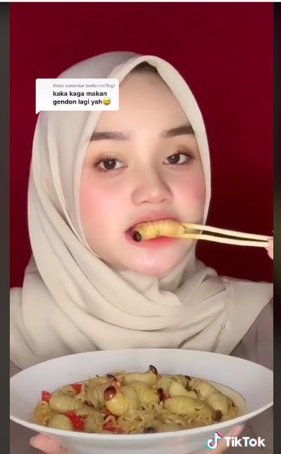 Mie instan topping ulat sagu