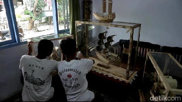 Miniatur Kapal Pinisi buatan siswa SMK Kota Probolinggo yang cuan bisa buat bayar sekolah