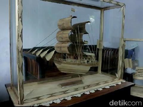 Miniatur Kapal Pinisi buatan siswa SMK Kota Probolinggo yang cuan bisa buat bayar sekolah