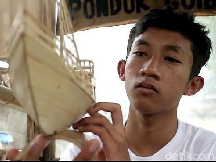 Miniatur Kapal Pinisi buatan siswa SMK Kota Probolinggo yang cuan bisa buat bayar sekolah
