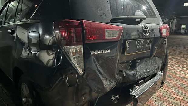 Mobil milik pelaku, masyarakat dan polisi yag rusak.