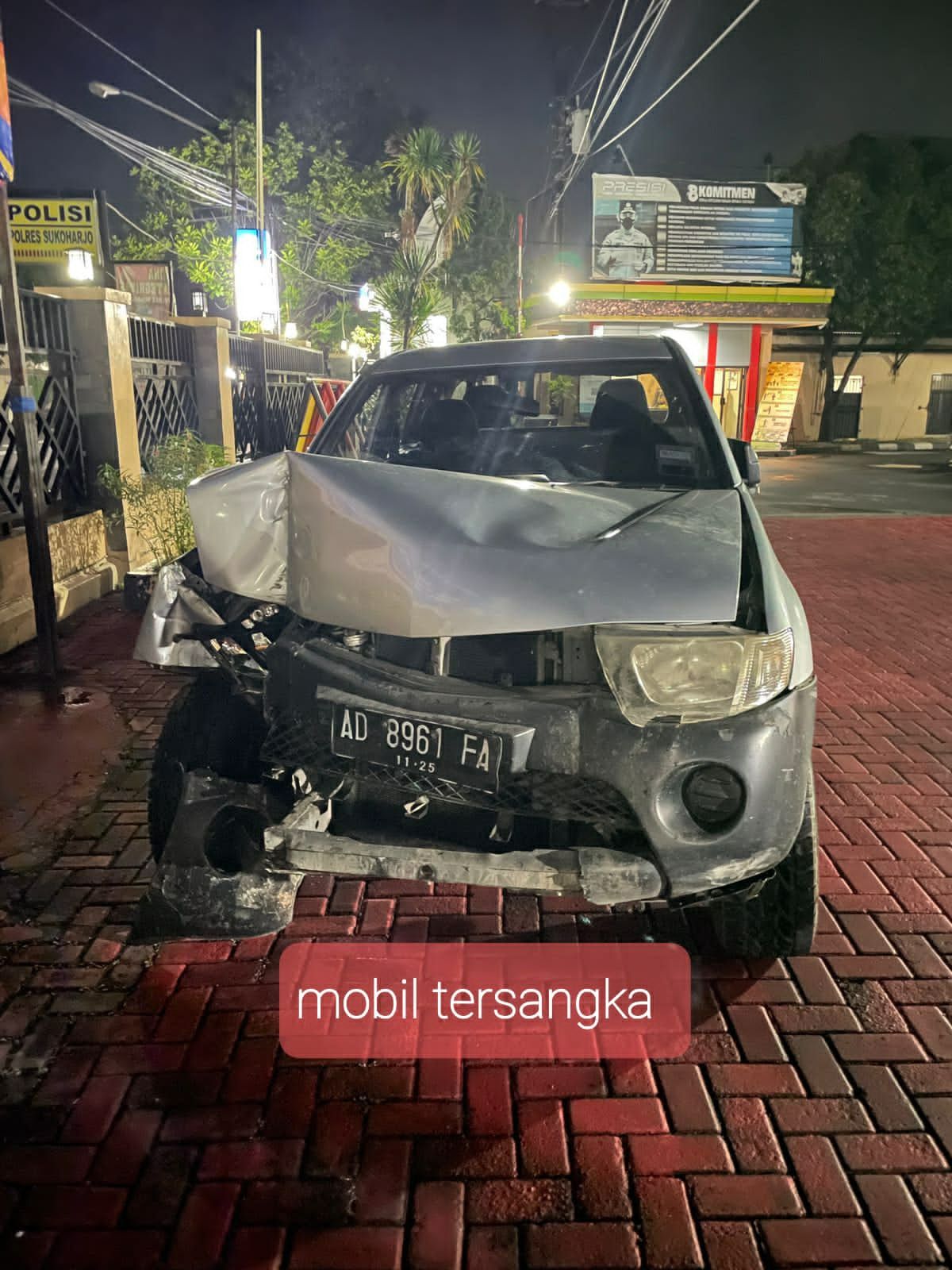 Mobil milik pelaku, masyarakat dan polisi yag rusak.