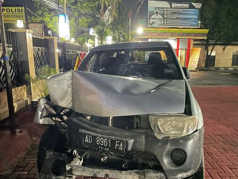 Mobil milik pelaku, masyarakat dan polisi yag rusak.