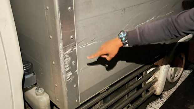 Mobil milik pelaku, masyarakat dan polisi yag rusak.