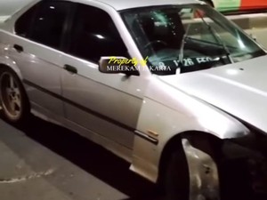 Jeger! BMW Tabrak Separator di Jaksel hingga Ban Depan Hancur