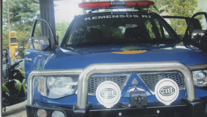 Mobil tagana bantuan Kemensos yang diduga hilang di Pinrang.