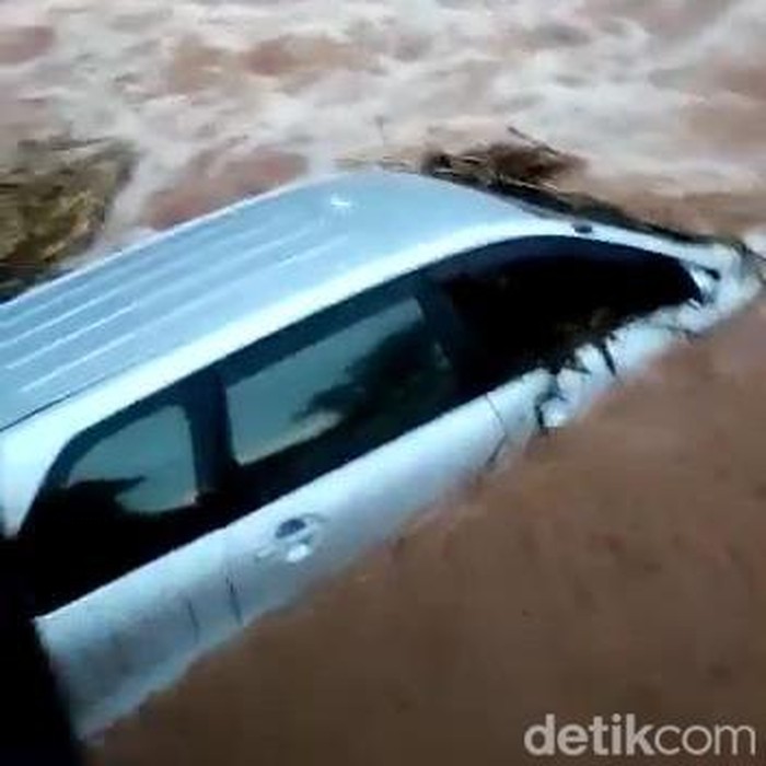 Mobil terjebak banjir di Tuban