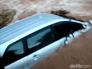 Mobil Terseret Banjir di Kerek Tuban Dievakuasi, 2 Penumpangnya Selamat